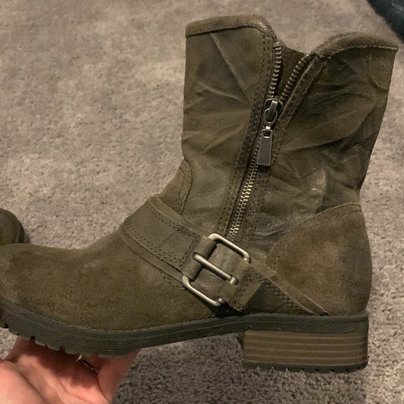 Size 8.5 Clark’s ankle boot - Picture 2 of 3